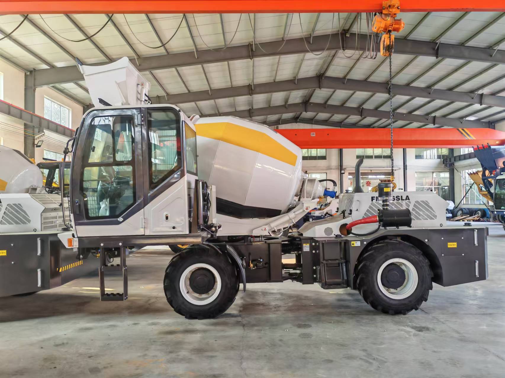 2.6m³ Self Loading Concrete Mi - đánh giá và giá Heavy Equipment Mixer