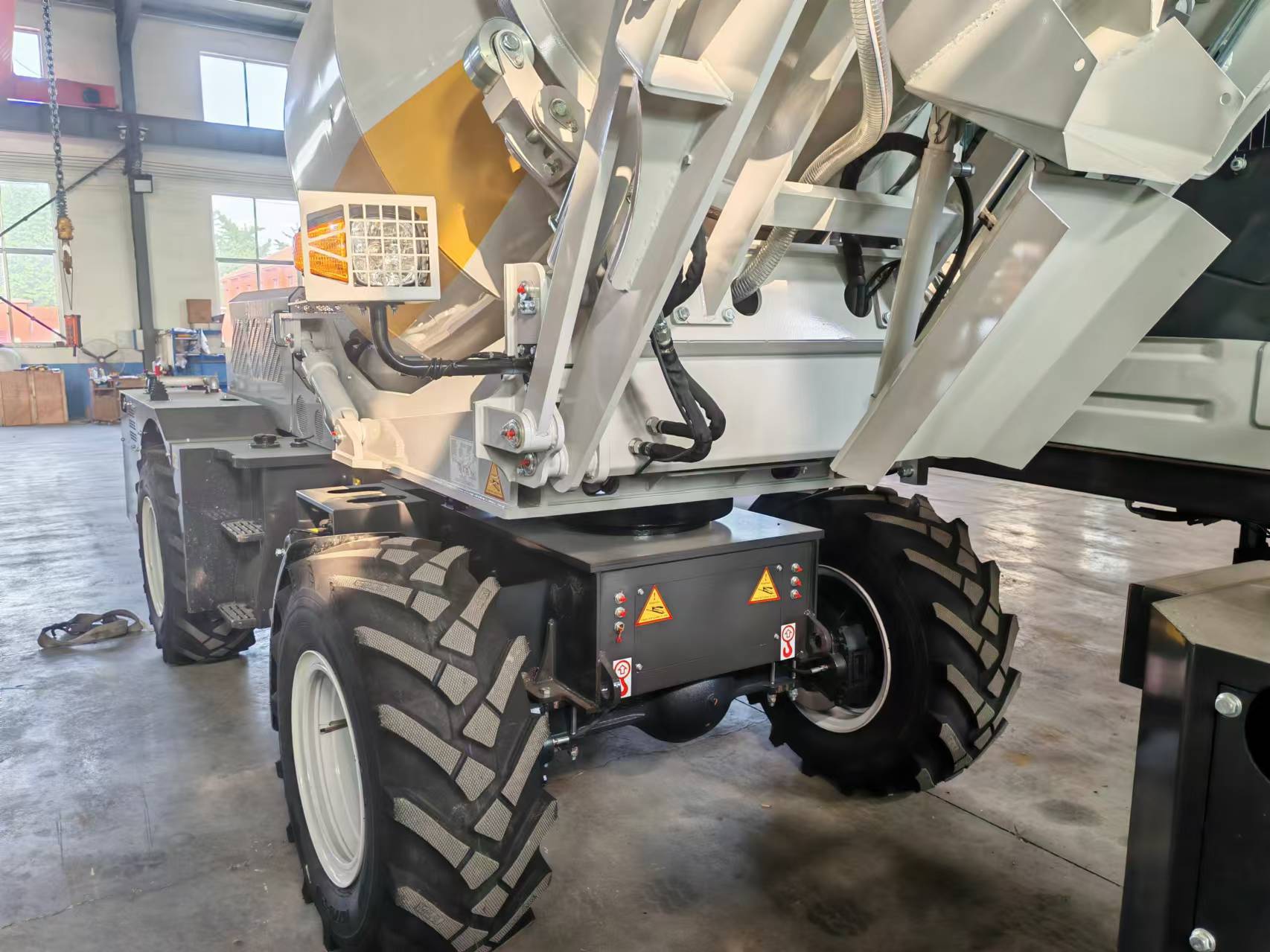 2.6m³ Self Loading Concrete Mi - đánh giá và giá Heavy Equipment Mixer